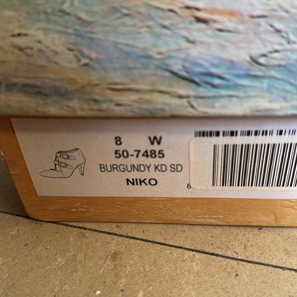 Bella Vita Suede Maroon purplish Heels in size 8W - Picture 5 of 7